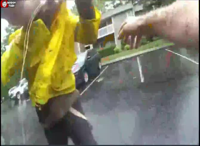 Video :Despite being tasered twice, they continue to threaten police officers, and are executed (Warning - shocking)